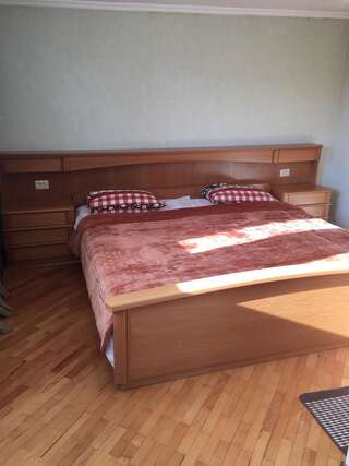 Хостелы Sweet Home Hostel Кутаиси Двухместный номер с 1 кроватью и собственной ванной комнатой-5
