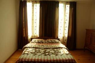 Хостелы Sweet Home Hostel Кутаиси Двухместный номер с 1 кроватью и собственной ванной комнатой-4