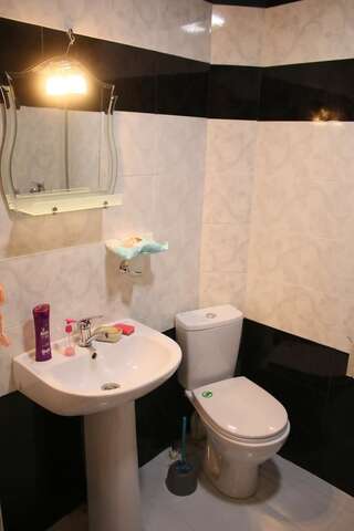 Хостелы Sweet Home Hostel Кутаиси Трехместный номер с собственной ванной комнатой-1